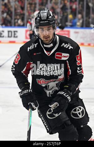 Eishockey DEL - 24/25 - 38. Spieltag: Kölner Haie vs Iserlohn Roosters am19.01.2025 im in der LANXESS Arena in Köln Kölns Adam Almqvist ( Nr.53) Foto: Osnapix Stockfoto