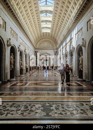 Ein atemberaubender Saal aus Marmor und Licht, in dem Kunst und Geschichte in einer zeitlosen Ausstellung von Eleganz vereint sind. Stockfoto