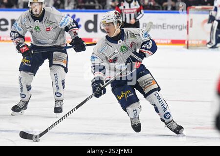 Eishockey DEL - 24/25 - 38. Spieltag: Kölner Haie vs Iserlohn Roosters am19.01.2025 im in der LANXESS Arena in Köln Iserlohns Manuel Alberg ( Nr.63) Foto: Osnapix Stockfoto