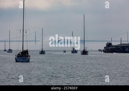Alcatraz Island durch Nebel in der sanften Winterdämmerung gesehen Stockfoto