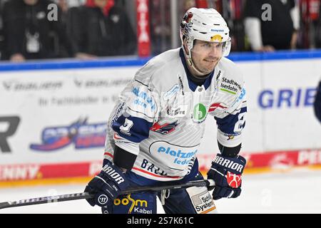 Eishockey DEL - 24/25 - 38. Spieltag: Kölner Haie vs Iserlohn Roosters am19.01.2025 im in der LANXESS Arena in Köln Iserlohns Zach Osburn (Nr.2) Foto: Osnapix Stockfoto