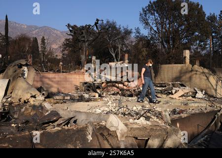 Altadena, Kalifornien, USA. Januar 2025. Julia Divers durchsucht die Trümmer ihres Hauses, das durch den Eaton-Brand in Altadena, Kalifornien, zerstört wurde. Mindestens 27 Menschen sind gestorben, und Tausende von Gebäuden sind bei den Bränden Eaton und Palisades verbrannt. (Credit Image: © Jonathan Alcorn/ZUMA Press Wire) NUR REDAKTIONELLE VERWENDUNG! Nicht für kommerzielle ZWECKE! Stockfoto