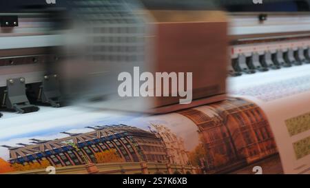Ein Drucker druckt ein Bild einer Stadt. Der Drucker ist in Bewegung und das Bild ist unscharf. Die Stadt hat ein modernes Flair mit hohen Gebäuden und einem Bu Stockfoto