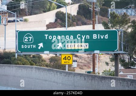 Topanga Canyon Blvd Route 27 Highway Ausfahrt Schild in Los Angeles Kalifornien. Stockfoto