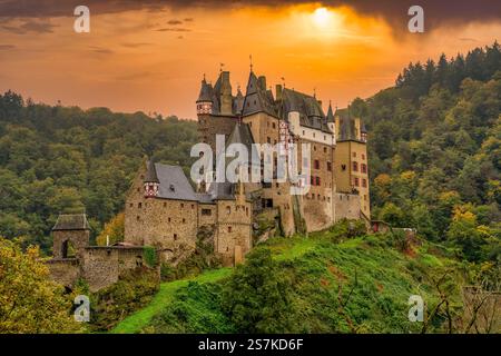 Burg Eltz romantische restaurierte gotische Burg in Deutschland mit dramatischen Sonnenuntergang-Türmen und Türmen Stockfoto