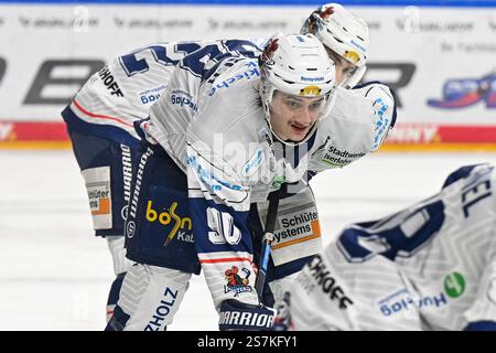 Eishockey DEL - 24/25 - 38. Spieltag: Kölner Haie vs Iserlohn Roosters am19.01.2025 im in der LANXESS Arena in Köln Iserlohns Taro Jentzsch ( Nr.90) Foto: Osnapix Stockfoto