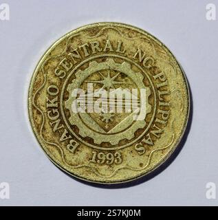 5 philippinische Peso-Münze (2001) rückwärts isoliert auf weißem Hintergrund Stockfoto