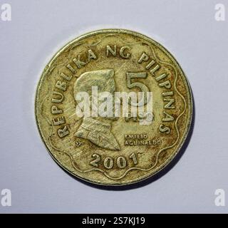 5 philippinische Peso-Münze (2001) rückwärts isoliert auf weißem Hintergrund Stockfoto