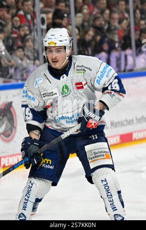 Eishockey DEL - 24/25 - 38. Spieltag: Kölner Haie vs Iserlohn Roosters am19.01.2025 im in der LANXESS Arena in Köln Iserlohns Jake Virtanen ( Nr.19) Foto: Osnapix Stockfoto