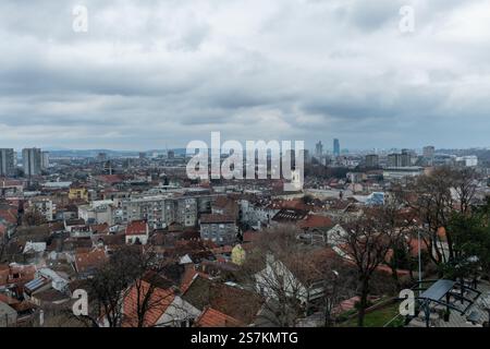 Panoramablick auf Belgrad unter stark bewölktem Himmel im Winter, Serbien Stockfoto