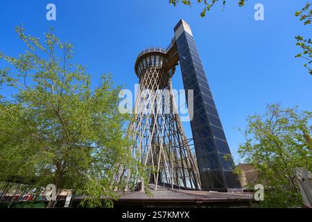 Glasaufzug des Buchara-Turms, auch bekannt als Shukhov-Turm, ein alter Wasserturm, der als Aussichtsplattform im historischen Zentrum von BU umfunktioniert wurde Stockfoto