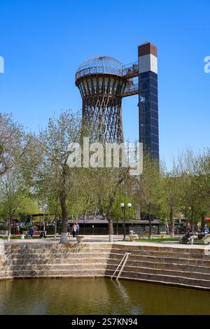Der Buchara Tower, auch bekannt als Shukhov Tower, ein alter Wasserturm, der als Aussichtsplattform umfunktioniert wurde, ist eine hyperboloide Metallkonstruktion im historischen Zentrum Stockfoto