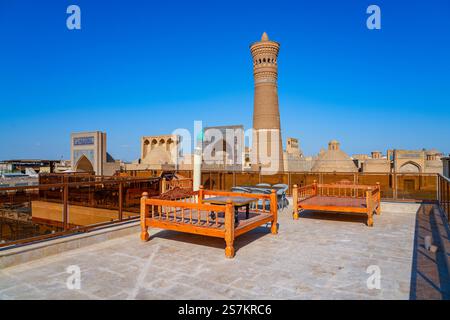 Dachterrasse mit Blick auf den Po-i-Kalyan-Komplex, der aus der Kalan-Moschee, dem Kalyan-Minarett und der mir-i arabischen Madrasah in der historischen Altstadt besteht Stockfoto