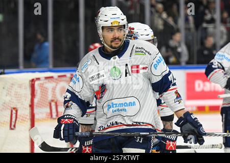 Eishockey DEL - 24/25 - 38. Spieltag: Kölner Haie vs Iserlohn Roosters am19.01.2025 im in der LANXESS Arena in Köln Iserlohns Colin Ugbekile ( Nr.79) Foto: Osnapix Stockfoto