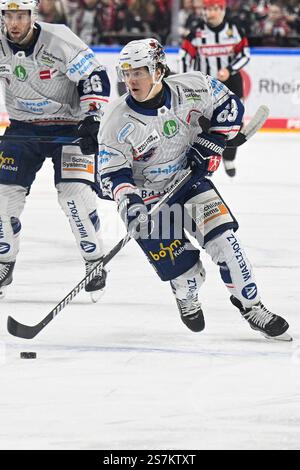 Eishockey DEL - 24/25 - 38. Spieltag: Kölner Haie vs Iserlohn Roosters am19.01.2025 im in der LANXESS Arena in Köln Iserlohns Manuel Alberg ( Nr.63) Foto: Osnapix Stockfoto