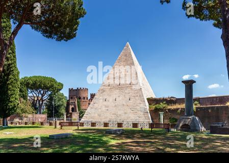 Pyramide von Caius Cestius, nicht-katholischer Friedhof, Rom, Italien Stockfoto