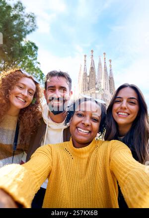 Gruppe verschiedene lustige junge Touristenfreunde posieren Huckepack mit Händen in der Luft und machen Selfie. Stockfoto