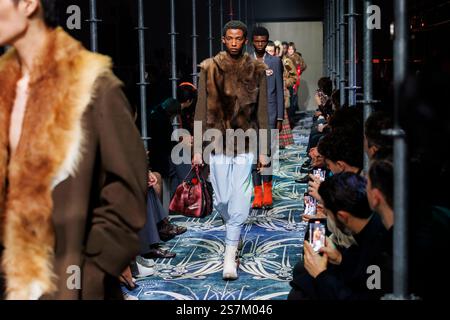 Mailand, Italien. Januar 2025. PRADA MEN Herbst/Winter 2025-2026 Laufsteg während der Milan Fashion Week Herrenmode am 2025. Januar - Mailand, Italien 19/01/2025 Credit: dpa/Alamy Live News Stockfoto