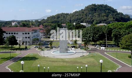 Panama City, USA. Januar 2025. Ein Denkmal für George Washington Goethals befindet sich unterhalb des Panama Canal Administration Building. Goethals war der erste Gouverneur der Panamakanalzone (1914–1917) und war hauptsächlich für die erfolgreiche Fertigstellung des Kanals verantwortlich. Im Hintergrund befindet sich die Brücke Amerikas. Das Denkmal wird am Sonntag, den 12. Januar 2025, gezeigt. Donald J. Trump hat es nicht ausgeschlossen, den Kanal mit militärischer Gewalt wieder unter Kontrolle der Vereinigten Staaten zu bringen. (Kreditbild: © Mark Hertzberg/ZUMA Press Wire) NUR REDAKTIONELLE VERWENDUNG! Nicht für kommerzielle ZWECKE! Stockfoto