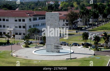 Panama City, USA. Januar 2025. Ein Denkmal für George Washington Goethals befindet sich unterhalb des Panama Canal Administration Building. Goethals war der erste Gouverneur der Panamakanalzone (1914–1917) und war hauptsächlich für die erfolgreiche Fertigstellung des Kanals verantwortlich. Das Denkmal wird am Sonntag, den 12. Januar 2025, gezeigt. Donald J. Trump hat es nicht ausgeschlossen, den Kanal mit militärischer Gewalt wieder unter Kontrolle der Vereinigten Staaten zu bringen. (Kreditbild: © Mark Hertzberg/ZUMA Press Wire) NUR REDAKTIONELLE VERWENDUNG! Nicht für kommerzielle ZWECKE! Stockfoto