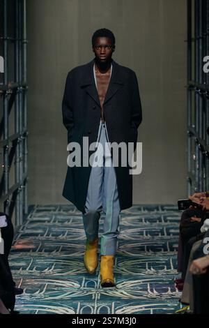 Mailand, Italien. Januar 2025. PRADA MEN Herbst/Winter 2025-2026 Laufsteg während der Milan Fashion Week Herrenmode am 2025. Januar - Mailand, Italien 19/01/2025 Credit: dpa/Alamy Live News Stockfoto