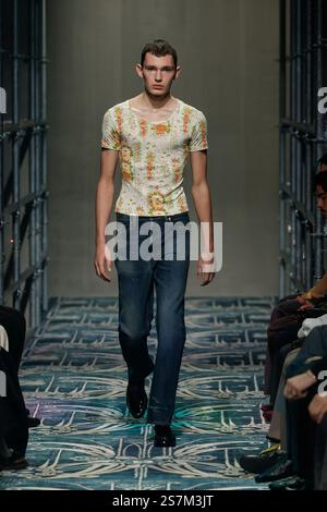 Mailand, Italien. Januar 2025. PRADA MEN Herbst/Winter 2025-2026 Laufsteg während der Milan Fashion Week Herrenmode am 2025. Januar - Mailand, Italien 19/01/2025 Credit: dpa/Alamy Live News Stockfoto