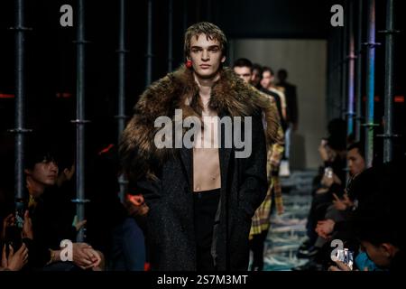 Mailand, Italien. Januar 2025. PRADA MEN Herbst/Winter 2025-2026 Laufsteg während der Milan Fashion Week Herrenmode am 2025. Januar - Mailand, Italien 19/01/2025 Credit: dpa/Alamy Live News Stockfoto