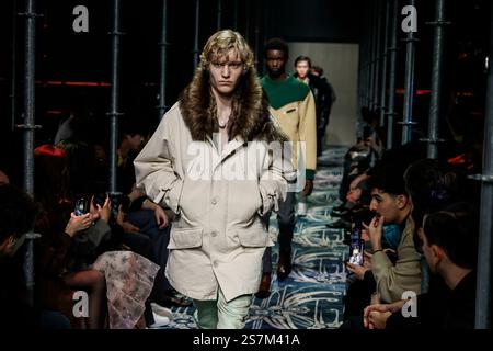 Mailand, Italien. Januar 2025. PRADA MEN Herbst/Winter 2025-2026 Laufsteg während der Milan Fashion Week Herrenmode am 2025. Januar - Mailand, Italien 19/01/2025 Credit: dpa/Alamy Live News Stockfoto
