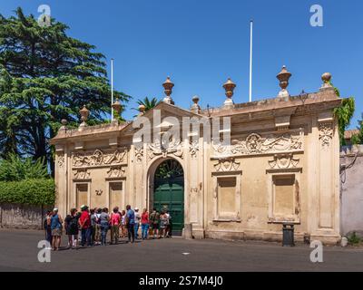 Touristen, die anstehen, um den Petersdom durch das Schlüsselloch an der Piazza Cavalieri di Malta, Aventine Hill, Rom, Italien, zu sehen Stockfoto