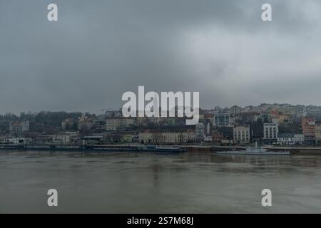panoramablick auf Belgrad von der Brankov-Brücke über die Save im Winter, Serbien Stockfoto