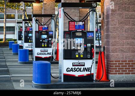 Issaquah, WA, USA – 19. Januar 2025; Benzinpumpen der Marke Costco Kirkland Signature an Tankstelle des Unternehmens Stockfoto