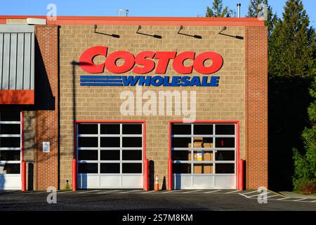 Issaquah, WA, USA - 19. Januar 2025; Schild an der Wand bei Costco Wholesale in roten und blauen Markenfarben Stockfoto