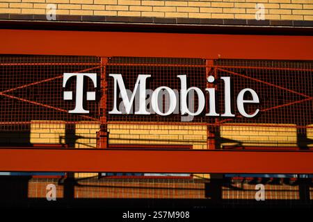 Issaquah, WA, USA – 19. Januar 2025; T-Mobile-Zeichen in Nahaufnahme im Einzelhandel Stockfoto