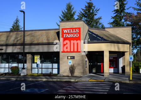 Issaquah, WA, USA - 19. Januar 2025; Bankfiliale von Wells Fargo im Pazifischen Nordwesten mit rotem Textzeichen Stockfoto