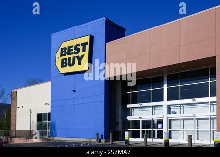 Issaquah, WA, USA – 19. Januar 2025; Schild der Elektronikkette Best Buy an der Ladenwand Stockfoto