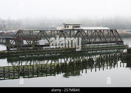 Everett, WA, USA - 15. Januar 2025; BNSF Snohomish River Swing Bridge für den Bootsverkehr geöffnet Stockfoto