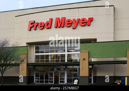 Redmond, WA, USA - 18. Januar 2025; Eingang mit rotem Schild für den Fred Meyer Supermarkt ein Teil von Kroger Stockfoto