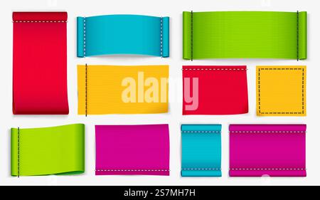 Gesticktes Textiletikett. Bekleidungsetiketten, farbige Stoffetiketten und Bekleidungsetiketten. Textil-Emblem, modische Stoffe, die Etiketten in Nahtgröße nähen. Realistische isolierte Vektorzeichen gesetzt. Gesticktes Textiletikett. Kleideretiketten, farbige Stoffanhänger und Kleidung Badge Tag realistische Vektorsatz Stock Vektor