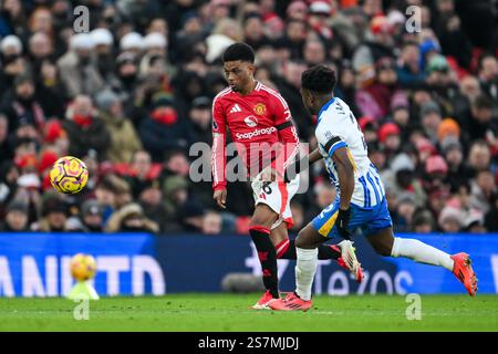 AMAD Diallo von Manchester United bricht an Tariq Lamptey von Brighton & Hove Albion während des Premier League-Spiels Manchester United gegen Brighton und Hove Albion in Old Trafford, Manchester, Großbritannien, 19. Januar 2025 (Foto: Craig Thomas/News Images) in, am 19. Januar 2025. (Foto: Craig Thomas/News Images/SIPA USA) Credit: SIPA USA/Alamy Live News Stockfoto