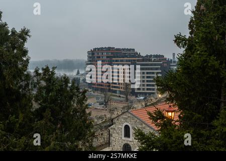 panoramablick auf die Belgrader Festung mit der Donau im Hintergrund im Winter, Serbien Stockfoto