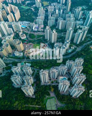 Vertikale Hochwinkelansicht des Hochhauses in Hongkong Stockfoto