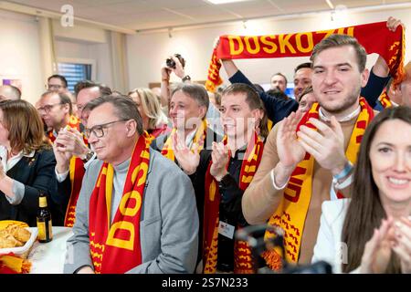 Eisenstadt, Burgenland, Österreich. Januar 2025. Kommunalwahlen im Burgenland sahen SPOE-Bürger auf das erste Wahlergebnis reagieren und feierten den ersten Wahlkandidaten HANS PETER DOSKOZIL. (Kreditbild: © Andreas Stroh/ZUMA Press Wire) NUR REDAKTIONELLE VERWENDUNG! Nicht für kommerzielle ZWECKE! Stockfoto