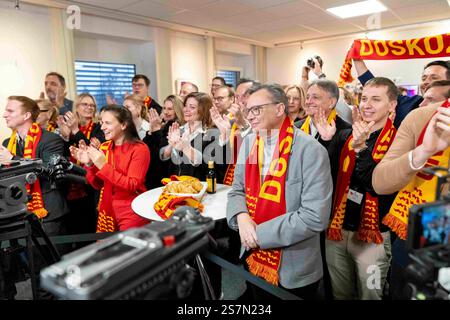 Eisenstadt, Burgenland, Österreich. Januar 2025. Kommunalwahlen im Burgenland sahen SPOE-Bürger auf das erste Wahlergebnis reagieren und feierten den ersten Wahlkandidaten HANS PETER DOSKOZIL. (Kreditbild: © Andreas Stroh/ZUMA Press Wire) NUR REDAKTIONELLE VERWENDUNG! Nicht für kommerzielle ZWECKE! Stockfoto