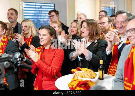 Eisenstadt, Burgenland, Österreich. Januar 2025. Kommunalwahlen im Burgenland sahen SPOE-Bürger auf das erste Wahlergebnis reagieren und feierten den ersten Wahlkandidaten HANS PETER DOSKOZIL. (Kreditbild: © Andreas Stroh/ZUMA Press Wire) NUR REDAKTIONELLE VERWENDUNG! Nicht für kommerzielle ZWECKE! Stockfoto