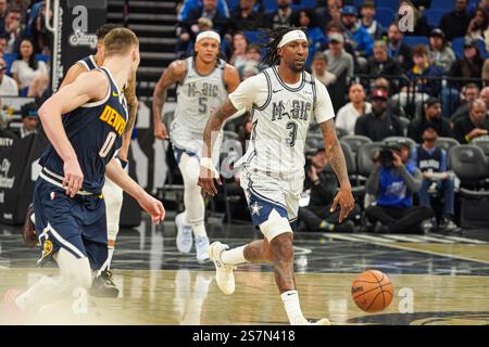 Orlando, Florida, USA, 19. Januar 2025, Orlando Magic Guard Kentavious Caldwell-Pope #3 stürzt vor das Kia Center. (Foto: Marty Jean-Louis/Alamy Live News Stockfoto