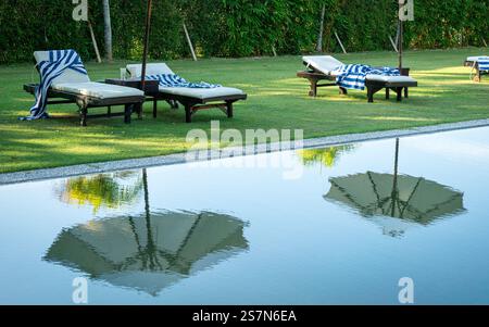 Leerer Swimmingpool mit Sonnenschirm. Urlaubs- und Urlaubskonzept. Stockfoto