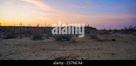 Das Aral Sea Monument in Moynaq (Karakalpakstan, Usbekistan) befindet sich auf einer Plattform über dem ehemaligen Ufer und besteht aus einem Turm mit Karten von 1 Stockfoto