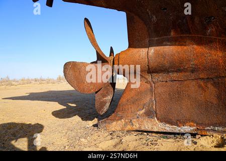 Rostiges Schiffswrack auf dem Meeresgrund des ausgetrockneten Aralmeeres in Moynaq (oder Muynak), einer ehemaligen Fischerstadt in Karakalpakstan, Usbekistan Stockfoto