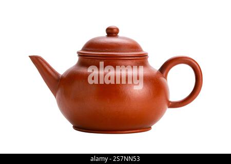 Nahaufnahme der alten tonroten chinesischen Teekanne isoliert auf weißem Hintergrund mit Beschneidungspfad. Stockfoto