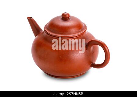 Hoher Winkel der alten tonroten chinesischen Teekanne isoliert auf weißem Hintergrund mit Schnittpfad. Stockfoto